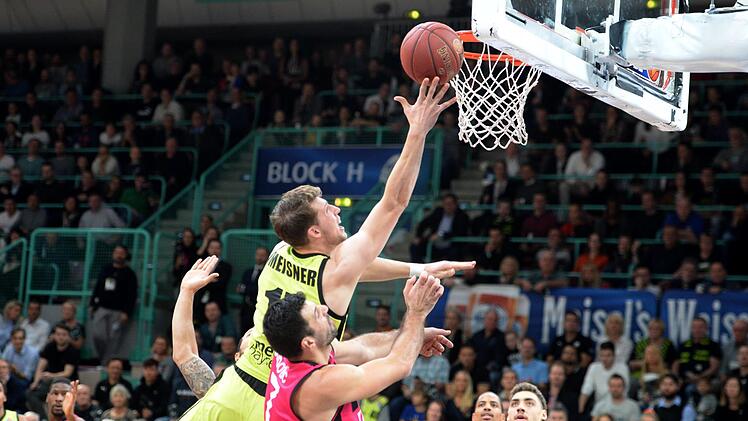 Lukas Meisner (gelbes Trikot) war mit zwölf Punkten zweitbester Bayreuther Korbschütze gegen Bonn. Hier setzt er sich gegen Bojan Subotic durch. Foto: Peter Mularczyk