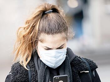 Wenn man selbst schon wieder vergessen hat, zu wem man kürzlich Kontakt hatte, kann das Handy mit einer speziellen Software helfen. 130 Wissenschaftler und Unternehmen arbeiten aktuell daran. Foto: Kay Nietfeld/dpa