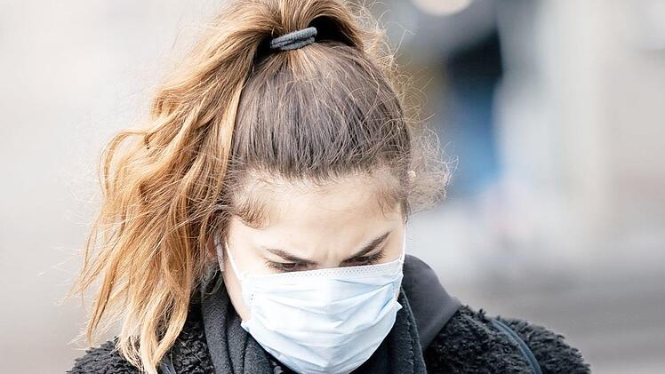 Wenn man selbst schon wieder vergessen hat, zu wem man kürzlich Kontakt hatte, kann das Handy mit einer speziellen Software helfen. 130 Wissenschaftler und Unternehmen arbeiten aktuell daran. Foto: Kay Nietfeld/dpa