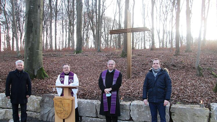 Altbürgermeister Peter Hart, Pfarrer Norbert Wahler, Pfarrer Robert Augustin und Bürgermeister René Gerner auf dem neuen Waldfriedhof von Fuchsstadt. Winfried Ehling
