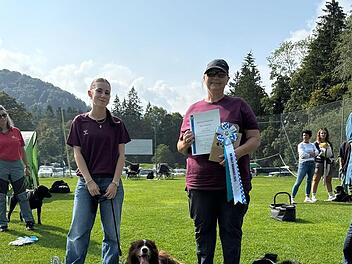 Großer Erfolg für den GSV Bad Kissingen bei der Deutschen Meisterschaft im Rally Obedience in Fürstenfeldbruck: Julia Wehner (links) wurde mit Fox Deutsche Jugend-Vizemeisterin, Ulrike Höhn (rechts) erreichte ein „Sehr gut“ in Klasse 3.