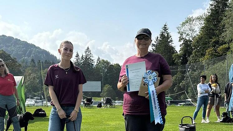 Großer Erfolg für den GSV Bad Kissingen bei der Deutschen Meisterschaft im Rally Obedience in Fürstenfeldbruck: Julia Wehner (links) wurde mit Fox Deutsche Jugend-Vizemeisterin, Ulrike Höhn (rechts) erreichte ein „Sehr gut“ in Klasse 3.