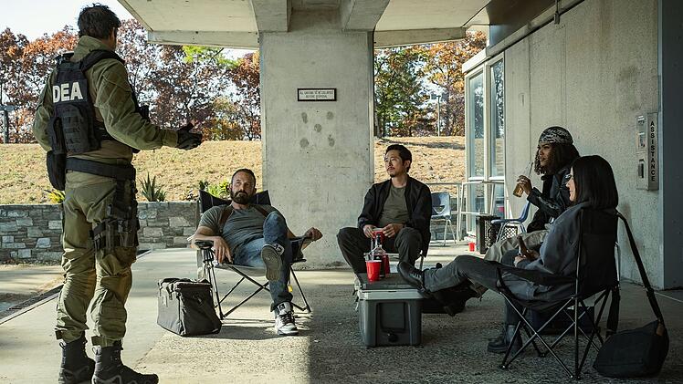 Eine kleine Sondereinheit (von links: Kyle Chandler, Ben Affleck, Steven Yeun, Teyana Taylor, Catalina Sandino Moreno) wartet auf ihren n&auml;chsten Einsatz. Das der deutlich heftiger ausf&auml;llt als normalerweise, ahnen die Polizisten an dieser Stelle noch nicht.