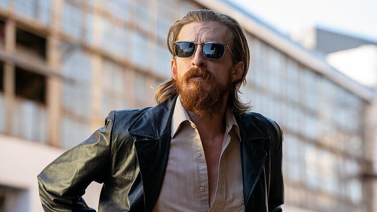 Der suspendierte Polizist Jasper (Austin Amelio) traut Gary nicht &uuml;ber den Weg und beschattet ihn auf Schritt und Tritt.
