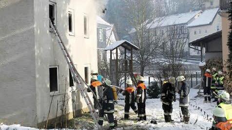 Mit Leitern stiegen die Retter in das brennende Haus.