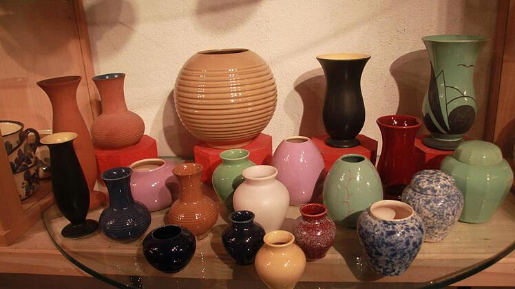 All diese Vasen sind in der Gräflich Ortenburgischen Manufaktur in Tambach aus Ton gebrannt und glasiert worden.