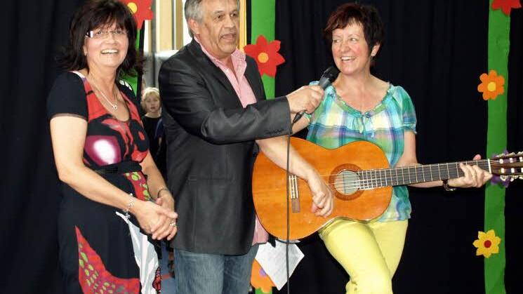 Eine Überraschung zum Geburtstag gab es für die Organisatorin Birgit Gold (li) mit dem Geburtstagsständchen von Schulleiter Wilfried Holzmann und Christine Lippert mit der Gitarre und vielen vielen Sängern. Foto: Susanne Deuerling