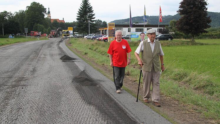 Rüdiger Birner und Franz Hebentanz finden, dass das Bankett breit genug wäre, um stadtauswärts einen Gehweg Richtung Norma anzulegen. Doch die Stadt hat keine Handhabe.
