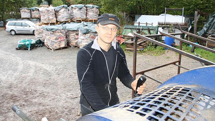 Jochen Selbert bedient nur noch den Joystick, alles andere geht am Sägespalter automatisch. Fotos: Sebastian Vogt