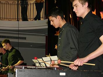 Die Vibraphongruppe der Q 12 kam beim Weihnachtskonzert des Jack-Steinberger-Gymnasiums sehr gut an. Fotos: Werner Vogel