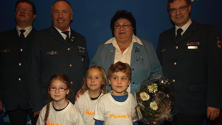 In festlichem Rahmen verabschiedete THW-Landesvorsitzender Fritz Helge Voß (rechts) den bisherigen Ortsbeauftragten Helmut Rink (2. von links), auf unserem Foto mit Ehefrau und Enkelkindern. Gleichzeitig führte er Nachfolger Andreas Kiesel (ganz links) ein.  Foto: Stefan Geiger