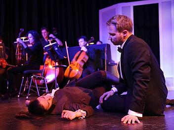 Mathias Frey (Jean) und Johanna Brault (Julie) sowie einige Hofer Symphoniker in Antonio Bibalos Kammeroper "Fräulein Julie" Alle Szenenfotos: Harald Dietz/SFF Fotodesign,Hof