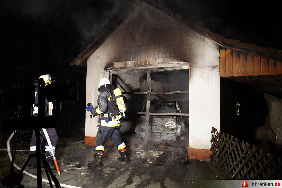 Auto samt Garage ausgebrannt