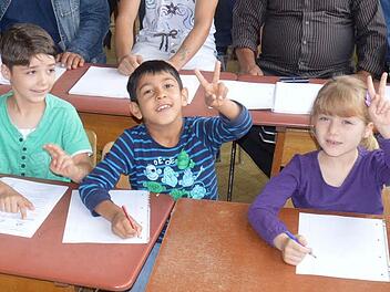 Für Flüchtlingskinder im Landkreis gibt es für das nächste Halbjahr mehr Integrations-Lehrer. Von links: Ahmed (8 Jahre), Amin (7 Jahre) und Shahed (6 Jahre) aus Nüdlingen im August 2015. Foto: Archiv/ Stollberger