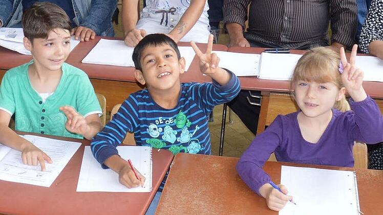 Für Flüchtlingskinder im Landkreis gibt es für das nächste Halbjahr mehr Integrations-Lehrer. Von links: Ahmed (8 Jahre), Amin (7 Jahre) und Shahed (6 Jahre) aus Nüdlingen im August 2015. Foto: Archiv/ Stollberger