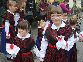 Auch der Hirschelder Nachwuchs kommt zur Kirchweih in Tracht. Foto: Veronika Schadeck