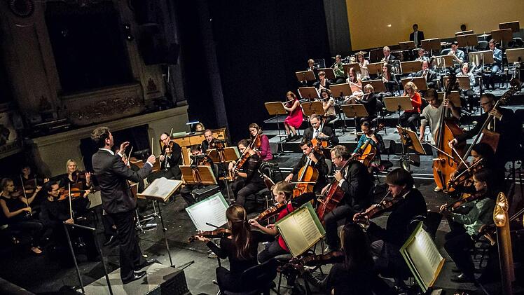 Junge Talente aus der Region und Profis des Philharmonischen Orchester musizierten zusammen beim "Concert for Kids" unter Leitung von Dominik Tremel im Landestheater Coburg. Foto: Jochen Berger