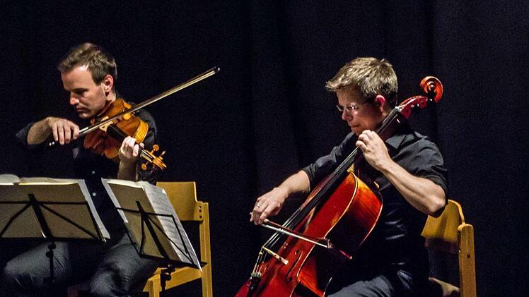 Das Philharmonische Quartett München, die Harfenistin Teresa Zimmermannund Egbert Tholl als Sprecher interpretierten "Die Maske des roten Todes" von Edgar Allen Poe in der Vertonung von André Caplet.Foto: Jochen Berger