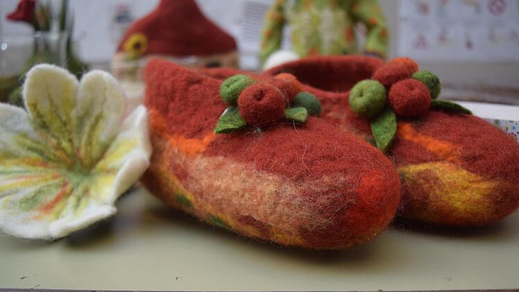 Ein vielseitiger Werkstoff: Pantoffeln und eine Blume aus Filz. Foto: Daniela Pondelicek