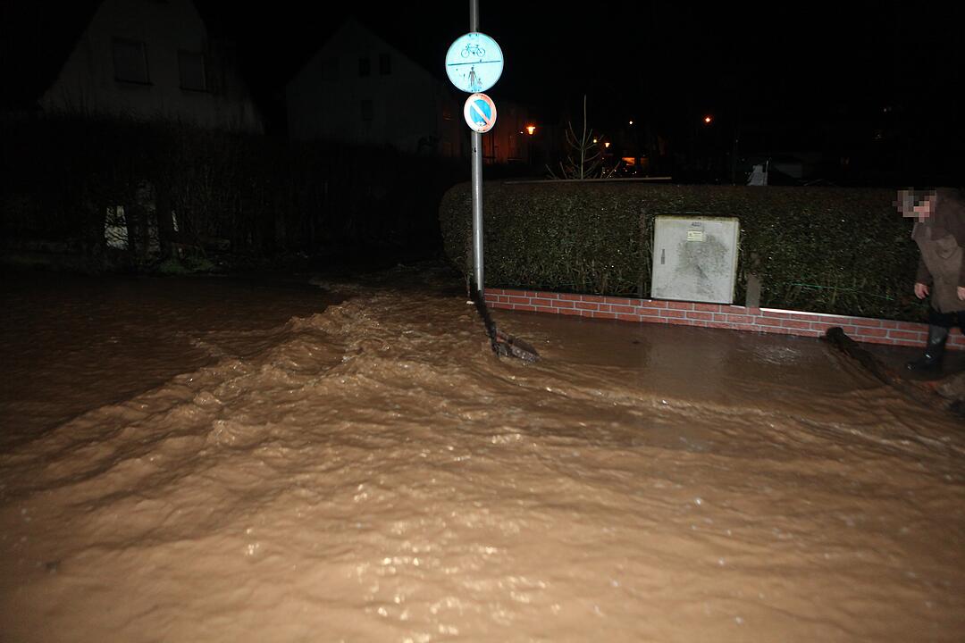 Hochwasser in Franken: In der Nacht zum Freitag kam es in Ansbach zu teils schweren Überschwemmungen
