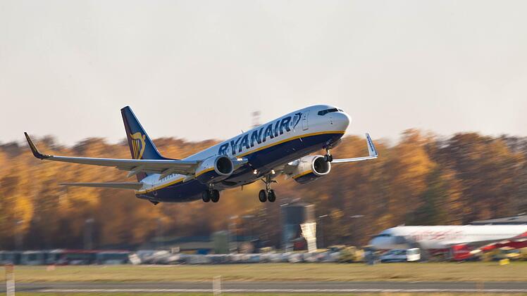 Flugbegleiter der irischen Billigfluglinie "Ryanair" streiken: Sie fordern h&ouml;here L&ouml;hne und bessere Bezahlung. Davon betroffen sind auch zahlreiche deutsche Flugh&auml;fen -  unter anderem der Airport N&uuml;rnberg. Foto: NEWS5/Grundmann