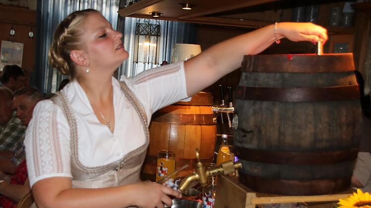"O'zapft is'": Jana sticht ihr erstes Fass Meisterbier "Rote Berta" an, ein klassisches Märzen, das rot funkelt, wenn man das Glas ins Sonnenlicht hält, erklärte die Biersommelière und Braumeisterin den Gästen.Matthias Einwag