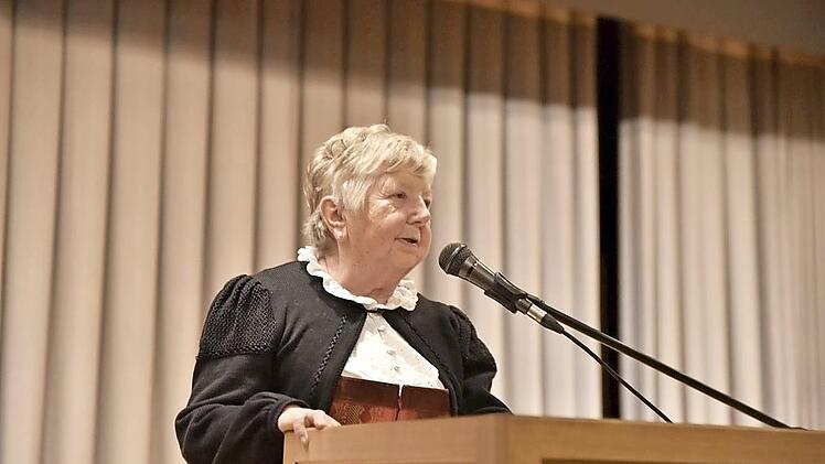 Lisbeth Baier trug Gedichte vor.