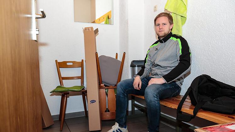 Die Zeiler Gästekabine: Zehn bis zwölf Personen  sollen  hier  nach Verbandsvorgaben Platz finden. Auf die Bank neben Patrick Löhr passen allerdings höchstens zwei.Bank