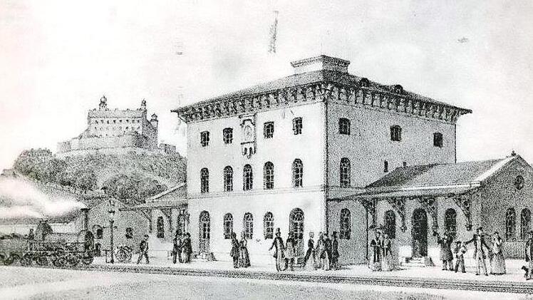 Die Zeichnung zeigt den Kulmbacher Bahnhof um 1875. Im Hintergrund ist die Plassenburg zu sehen.  Foto: Stadtarchiv Kulmbach