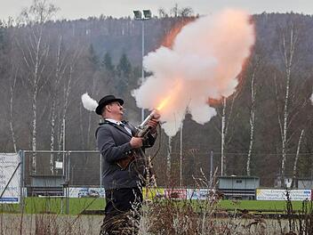 Heuer wird nicht geböllert: 1. Böllerkommandanten Matthias Bayer mit seinem Schaftböller.  Foto: Martin Gärtner/Archiv