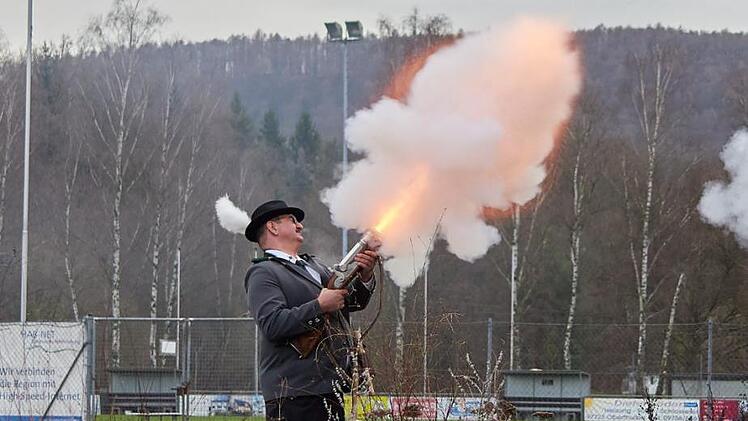 Heuer wird nicht geböllert: 1. Böllerkommandanten Matthias Bayer mit seinem Schaftböller.  Foto: Martin Gärtner/Archiv