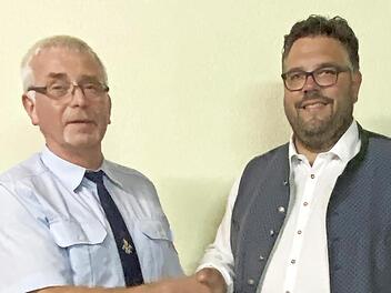 Gerhard Lang (l.) wird von B&uuml;rgermeister Marco Friepes verabschiedet.