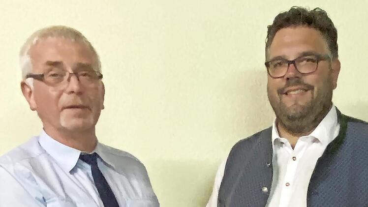 Gerhard Lang (l.) wird von B&uuml;rgermeister Marco Friepes verabschiedet.