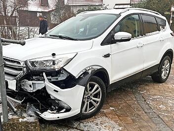 Gegen ein Geländer geprallt ist ein Auto in Rüssenbach.