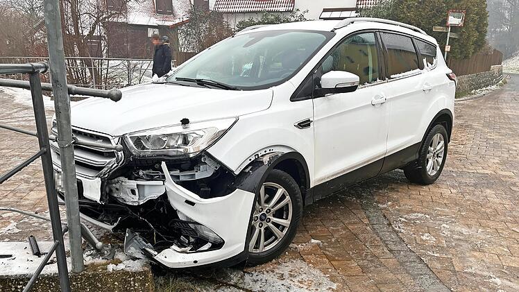 Gegen ein Geländer geprallt ist ein Auto in Rüssenbach.