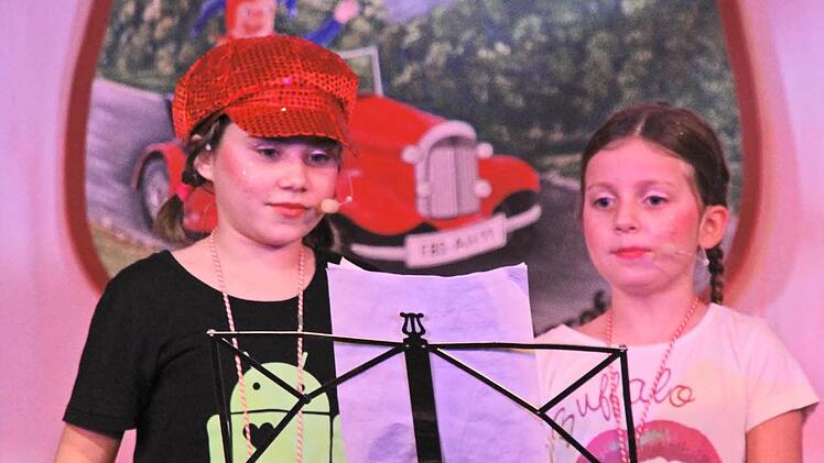 Rebbeka (l.) und Sarah brillierten in der Bütt.