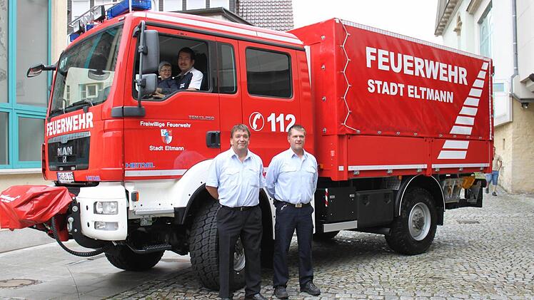 Die Eltmanner Feuerwehr ist mit einem guten Fahrzeugpark ausgestattet. Unser Bild stammt von 2011: Kommandant Uwe Hümmer und Zweiter Kommandant Roland Antogiovanni (vorne von links) freuen sich mit Fahrer Thomas Reitz und dessen Sohn Marco über das neue Feuerwehrauto. Foto: Archiv