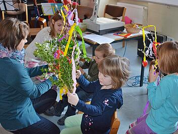 Mit großem Eifer bastelten und verzierten die Kinder ihre Palmbüschel für die Palmprozession. Fotos: Archiv