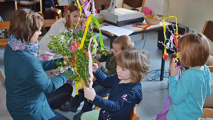 Mit großem Eifer bastelten und verzierten die Kinder ihre Palmbüschel für die Palmprozession. Fotos: Archiv