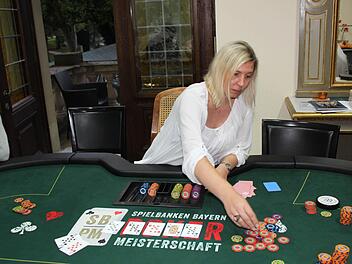 Konzentriert ist Sissi Pretscher bei der Arbeit als Poker-Dealerin im Luitpold-Casino. Foto: Thomas Mäuser