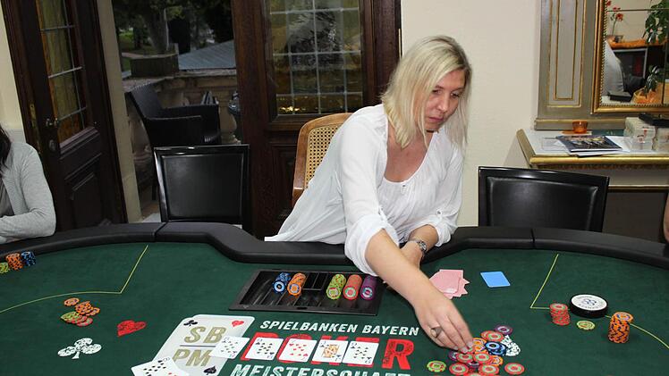 Konzentriert ist Sissi Pretscher bei der Arbeit als Poker-Dealerin im Luitpold-Casino. Foto: Thomas Mäuser