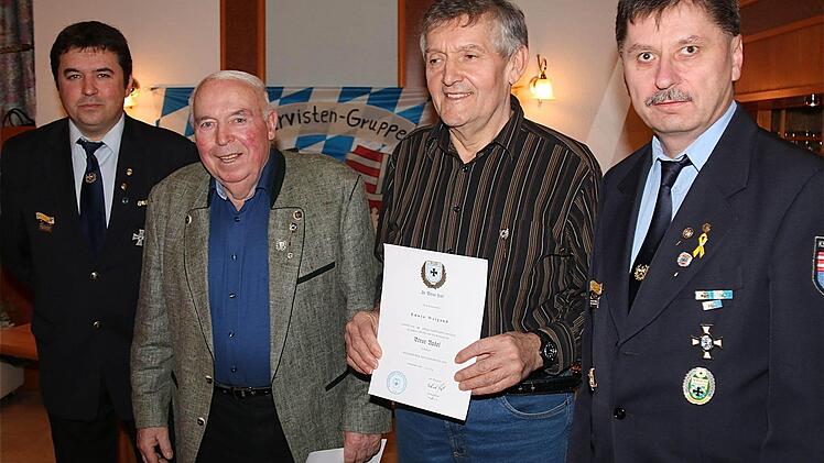 Vorsitzender Dieter Schärpf (von links) ehrte für ihre 40-jährige Mitgliedschaft Markus Nöth und Edwin Weigand. Hierzu gratulierte auch BSB-Kreisvorsitzender Klaus Lutz.