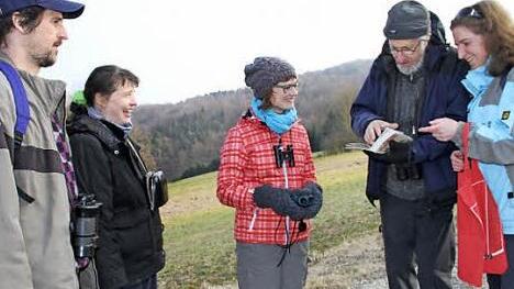 Unter der fachkundigen Leitung von Bernd Flieger (Zweiter von rechts) wurde die heimische Singvogelwelt erkundet.