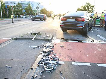 Nach dem Zusammenstoß am Mittwoch waren beide Autos Totalschaden. Foto:Ferdinand Merzbach