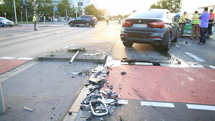 Nach dem Zusammenstoß am Mittwoch waren beide Autos Totalschaden. Foto:Ferdinand Merzbach