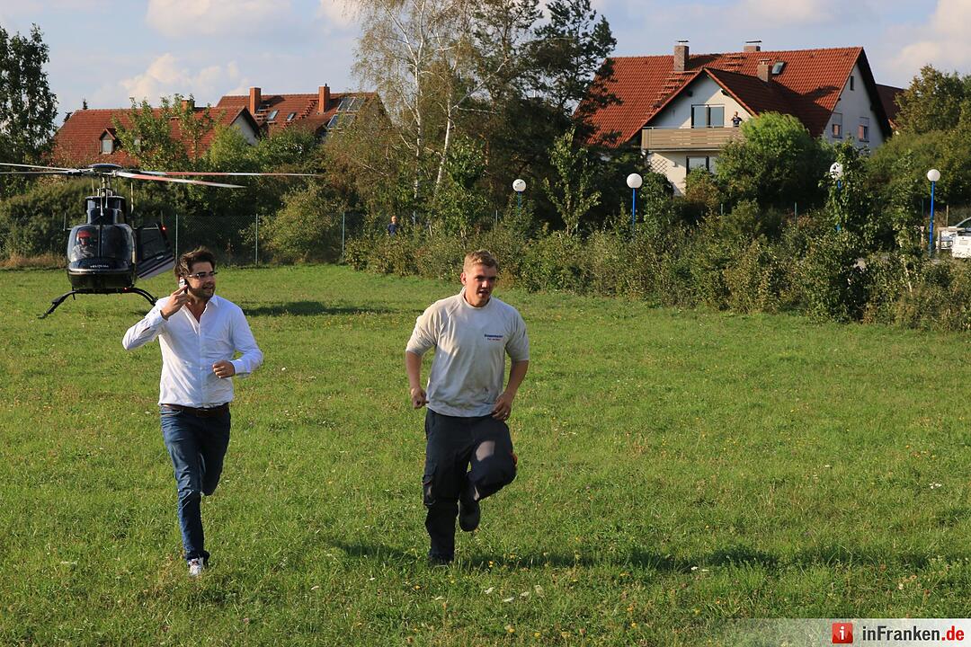 Jerry fliegt mit dem Stau-Schrauber zur Geburt seines Sohnes nach Bamberg