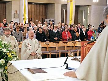 Msgr. Georg Holzschuh nimmt Heinz Weierstraß und Richard Brütting (v r.) das Versprechen ab.  Foto: Franz Galster