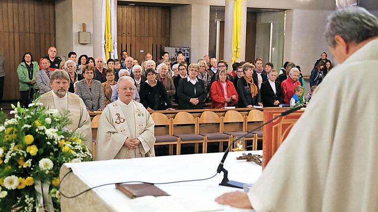 Msgr. Georg Holzschuh nimmt Heinz Weierstraß und Richard Brütting (v r.) das Versprechen ab.  Foto: Franz Galster