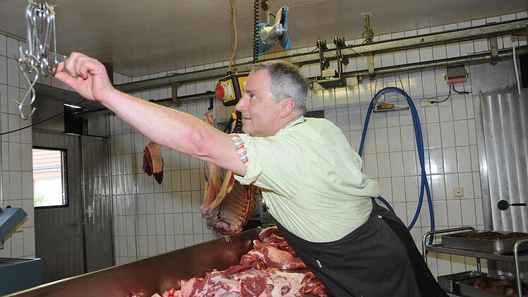 Metzgermeister Norbert Strauß bei der Fleischsortierung.