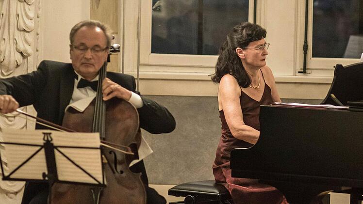 Die Pianistin Jekaterina Medvedeva und der Cellist Vladimir Panteleev beim Festival "Russischer Herbst" im Riesensaal der Coburger Ehrenburg.Foto: Jochen Berger